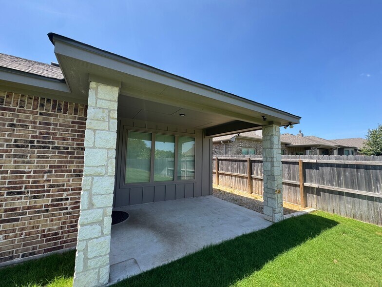 Building Photo - 1915 Rustic Manor Dr