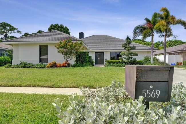 Building Photo - Boca Raton Beautifully Updated 4 Bedroom Pool Home