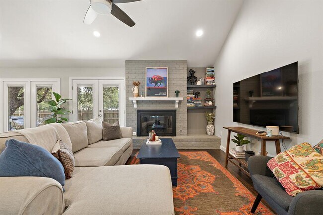 Building Photo - 2101 Falcon Hill Dr