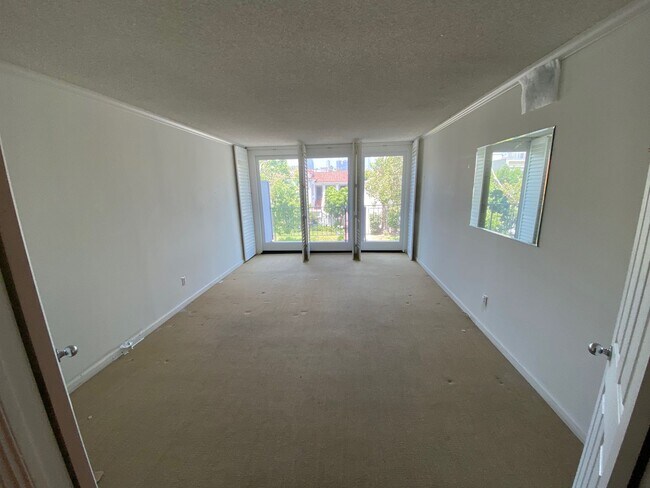 Building Photo - Beautiful Gigantic Condo in Beverly Hills!!!