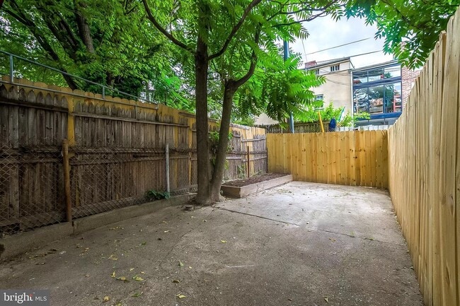 Building Photo - 915 W Lombard St