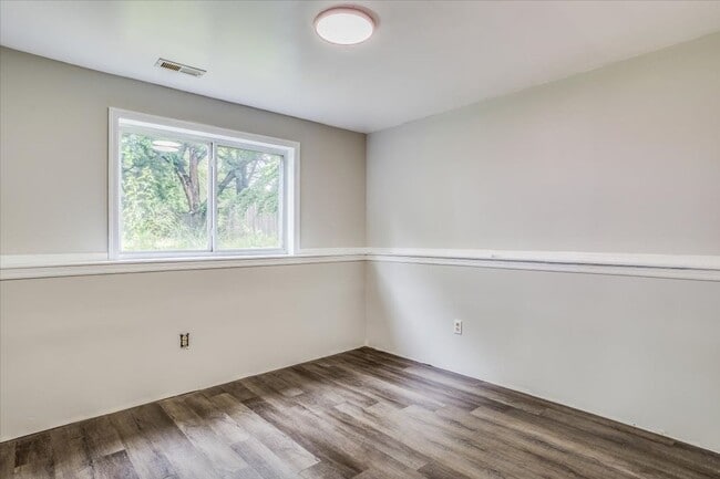 Building Photo - 2 weeks FREE RENT! South Wichita Gem! Save $$ with solar panels