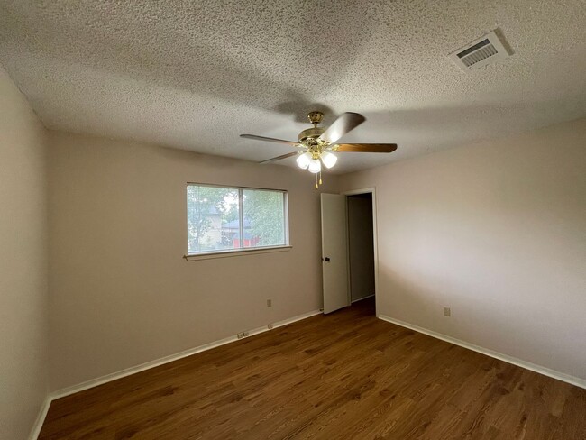 Building Photo - EXEMPLARY ROUND ROCK ISD - NO CARPET - FAN...