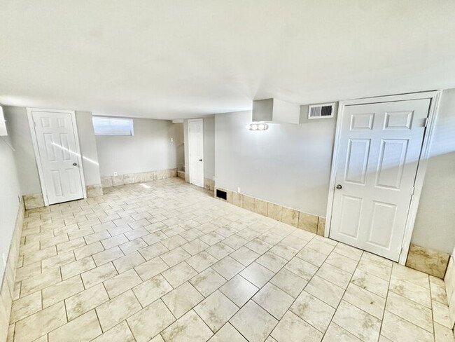 Building Photo - 784 Western Park Dr