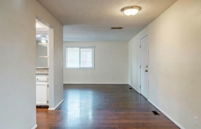 Building Photo - 1420 Cunningham Ln S