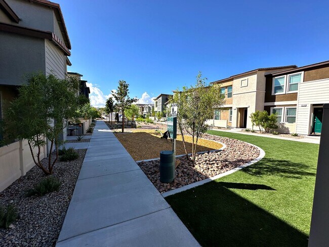 Building Photo - 1 MONTH FREE RENT* 3 BEDROOM TOWNHOUSE LOCATED IN INSPIRADA