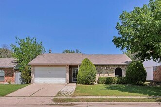 Building Photo - 631 Valley View Dr