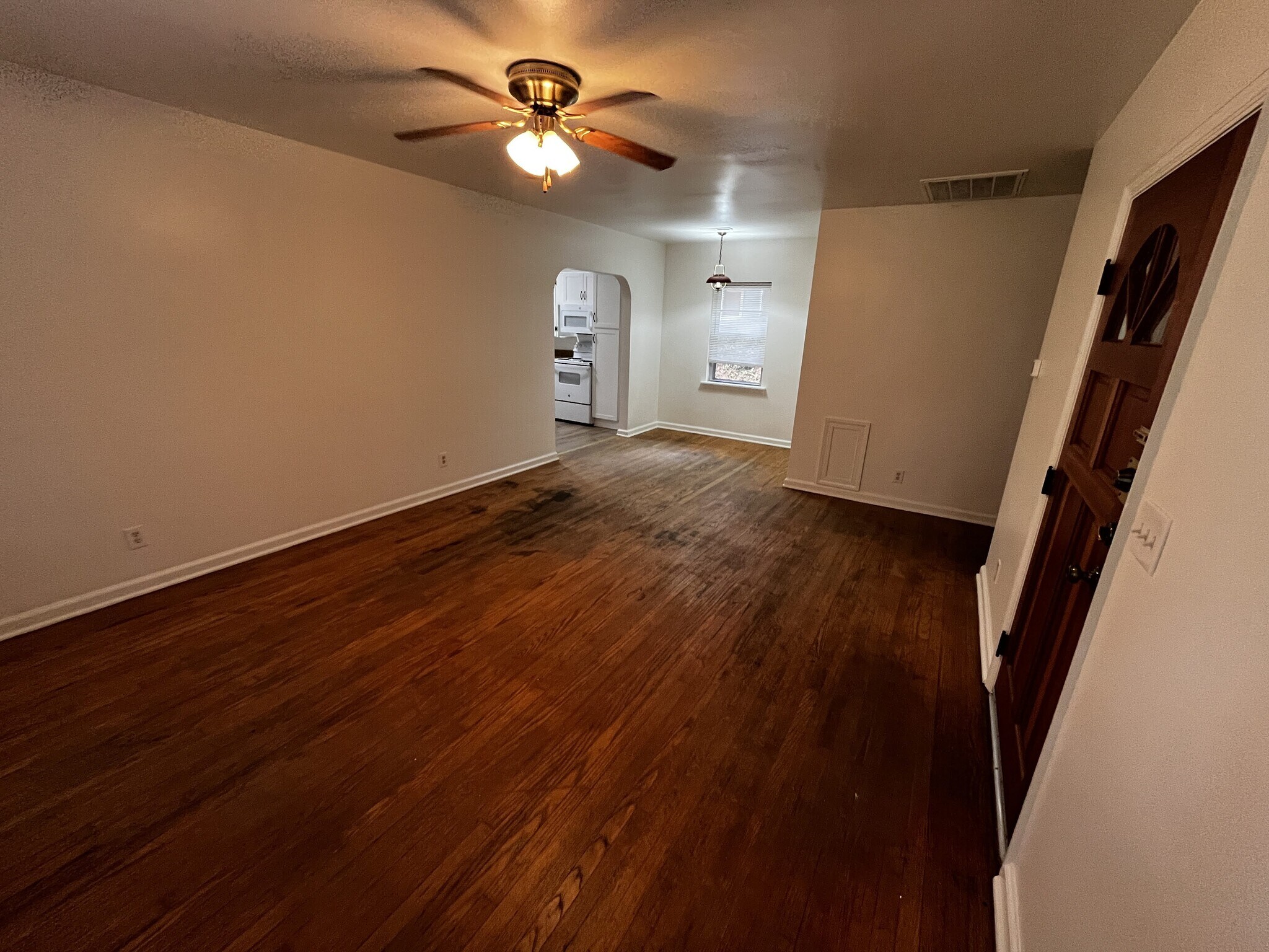 Building Photo - 5025 Sunnyside Ave