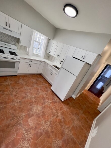 Building Photo - 4827 W Barry Ave