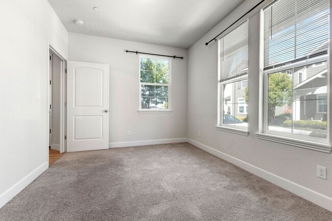 Building Photo - 3 Bed, 3 Bath East Garrison