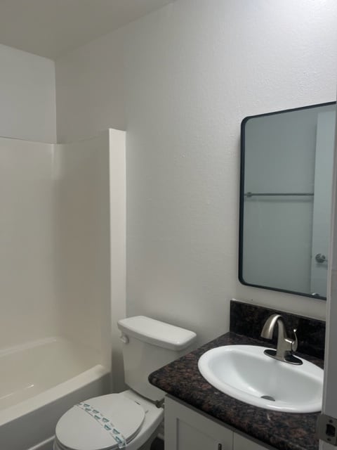 Building Photo - Balcom Park Apartments