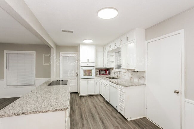 Building Photo - 2901 Creston Ave