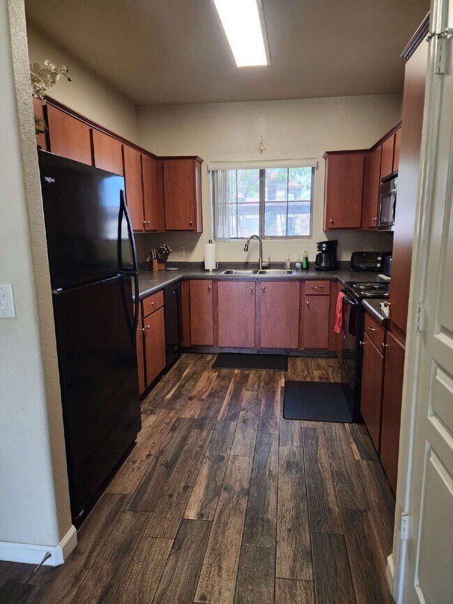 Building Photo - Fully furnished 2 bedroom 2 bathroom unit ...