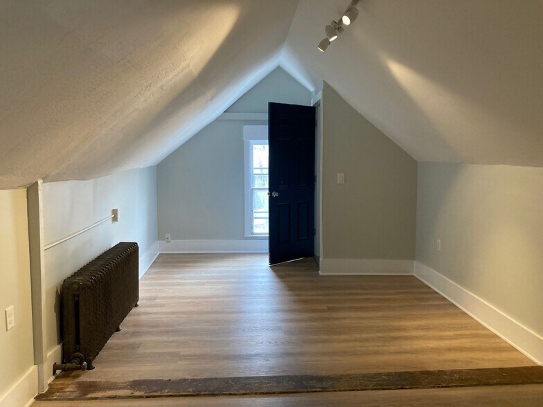 Building Photo - 64 Gray St