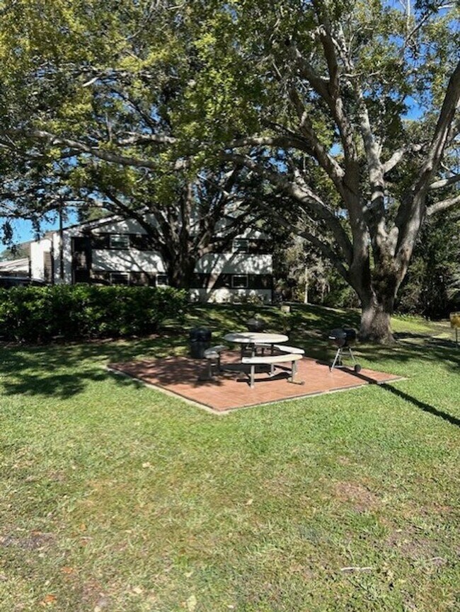 Building Photo - Well maintained 2/2 condo in 55+ community