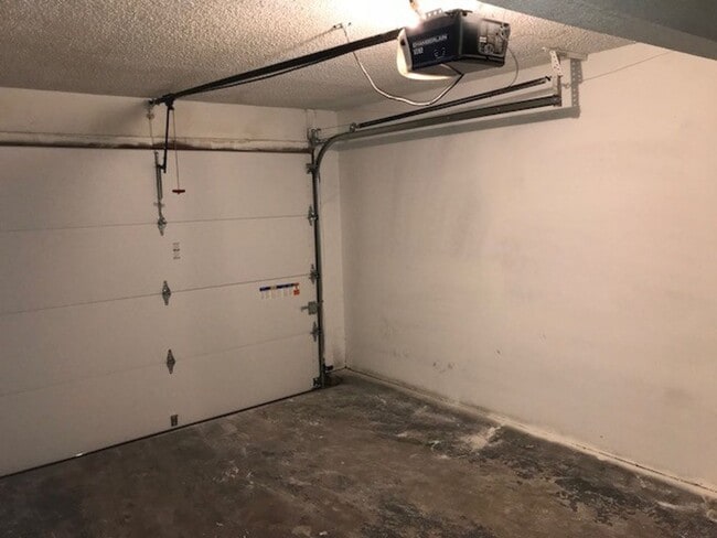 Building Photo - Beautiful 3 Bedroom 2 Bath Duplex!