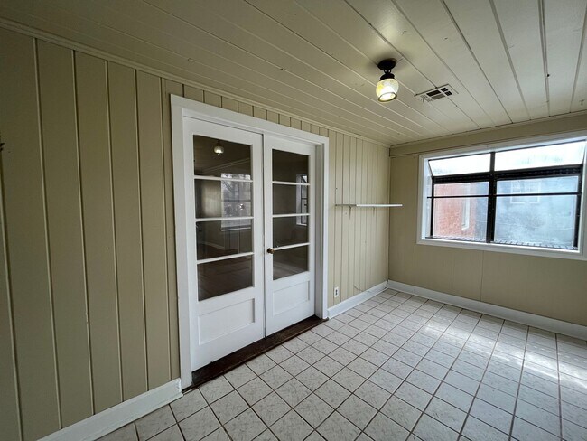 Building Photo - 1144 S Vandalia Ave