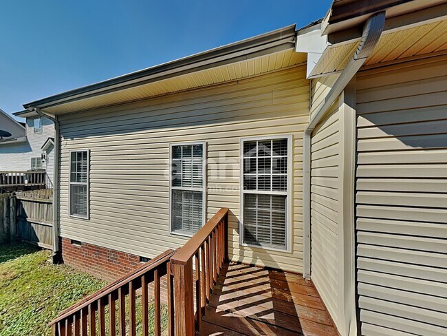 Building Photo - 2404 Adelaide Dr