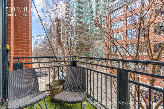 Building Photo - Gorgeous, River North, 1 Bed Loft with Pri...