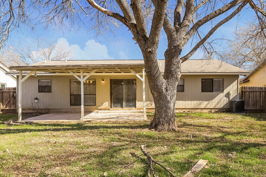 Building Photo - 7531 Lago Frio