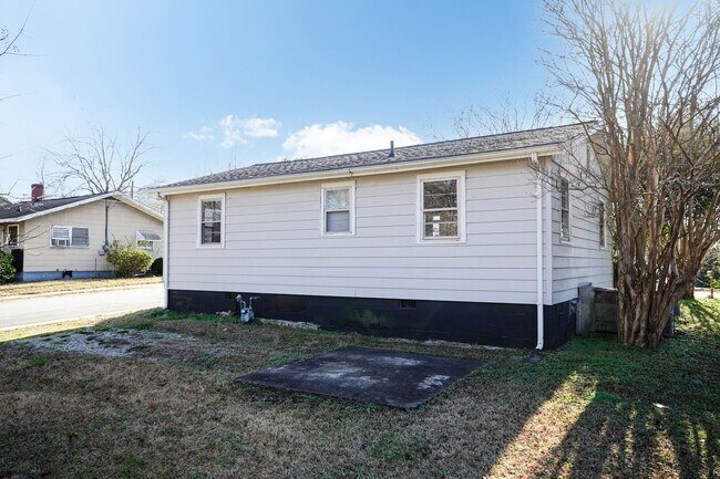 Building Photo - Cozy 3 Bedroom Downtown Apex Home