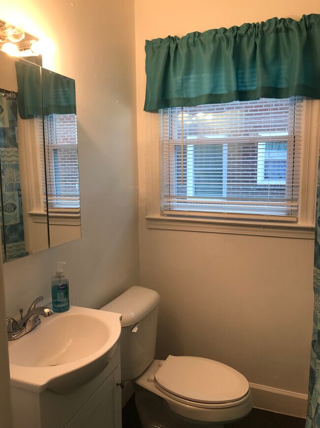 Building Photo - 587 7th St