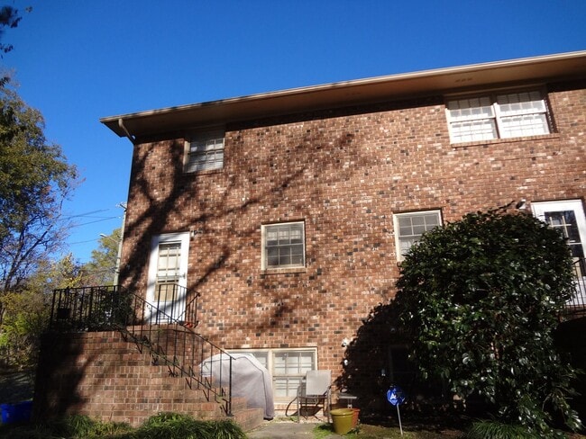 Building Photo - Clean, bright townhouse near UNC and hospitals