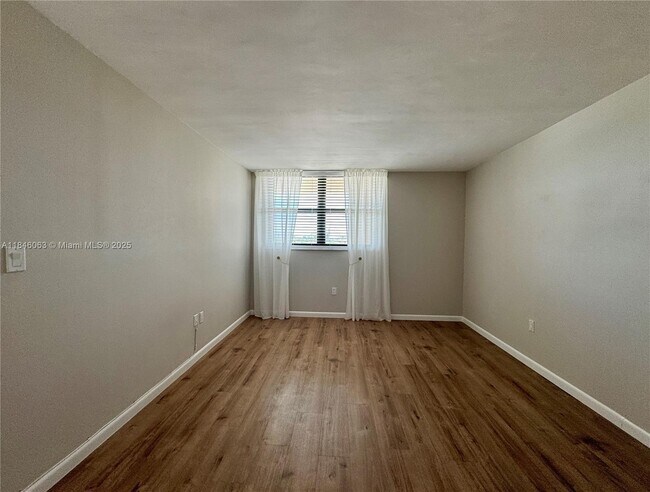 Building Photo - 7125 Bay Dr