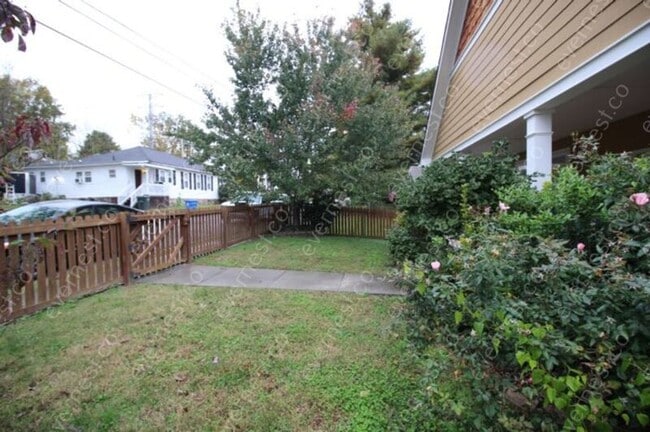 Building Photo - 610 Elinor St