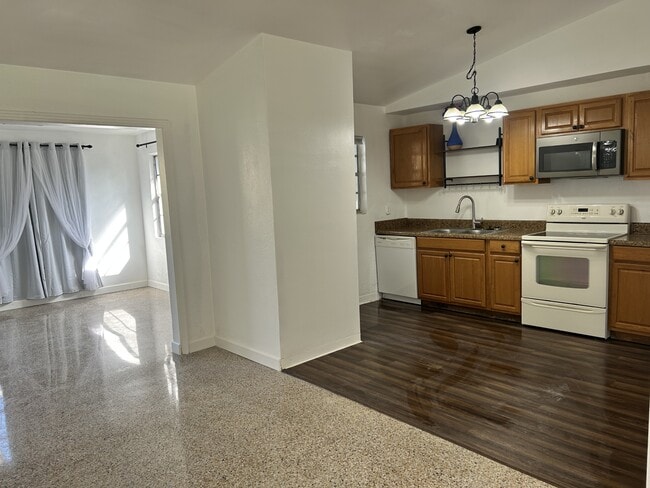 Building Photo - 14 Ronnie Cir