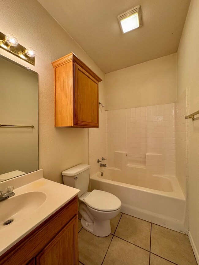 Building Photo - Duplex *LEASING SPECIAL AVAILABLE*