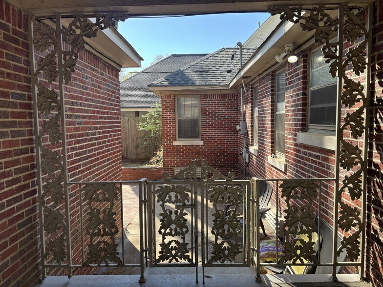 Building Photo - 3659 Highland Park Pl