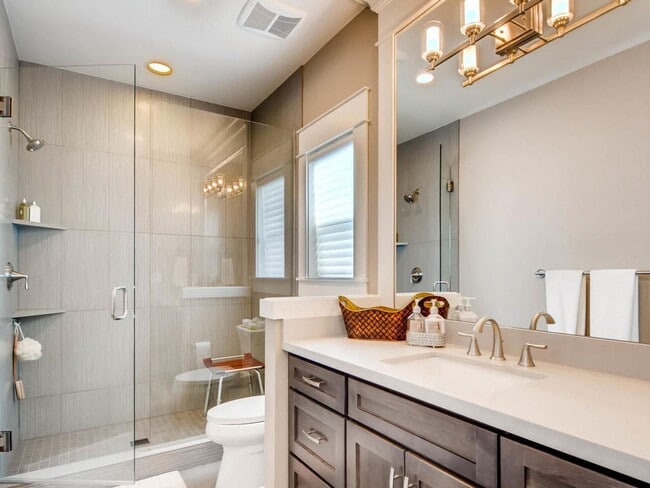 Building Photo - Highly desirable location and floor plan.