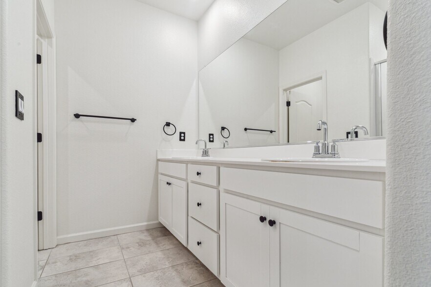 Building Photo - 25250 Villager Ln