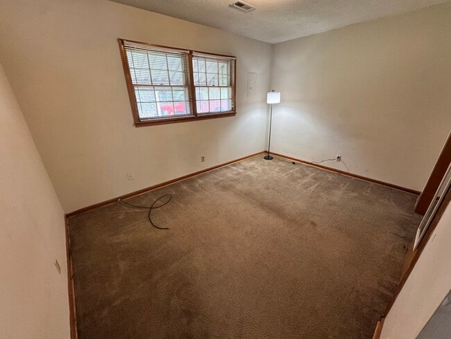 Building Photo - 2 Bed Duplex with Rocking Chair Front Porc...