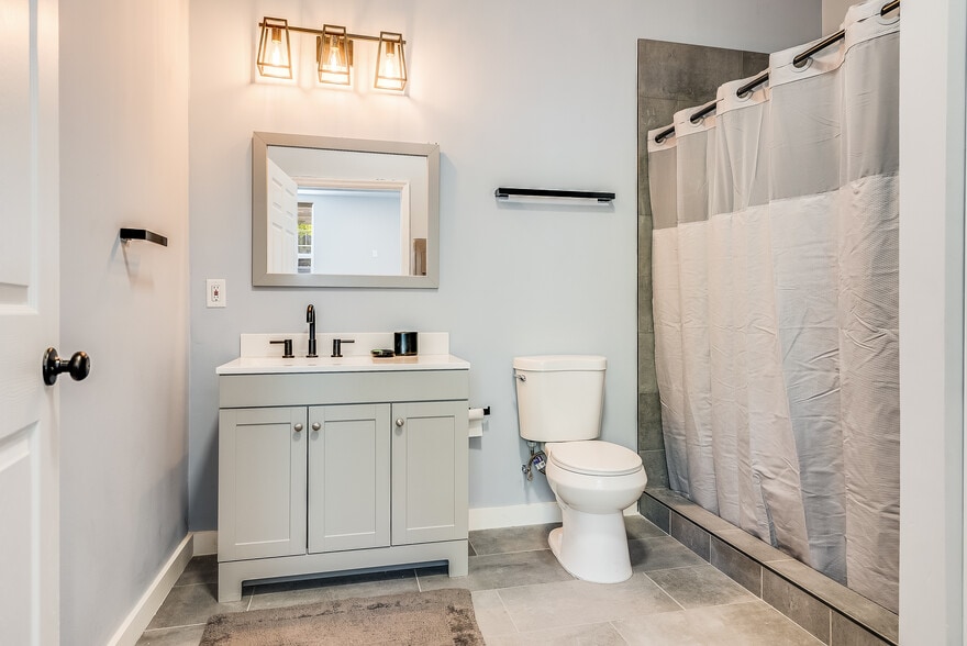 Building Photo - 602 E Victory Dr