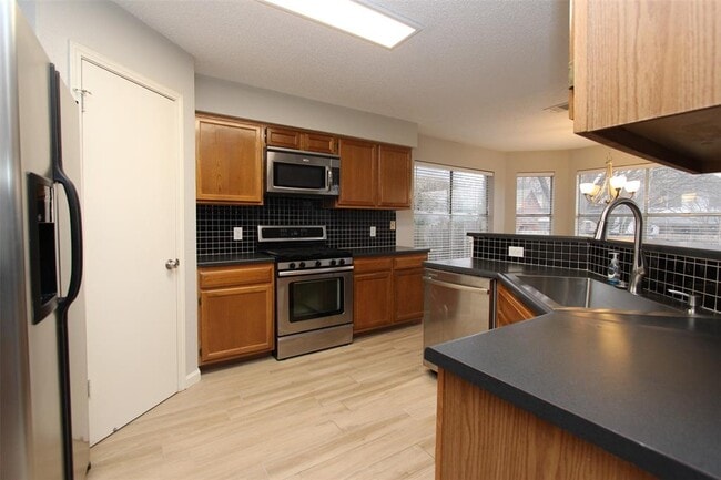 Building Photo - 15301 Ecorio Dr