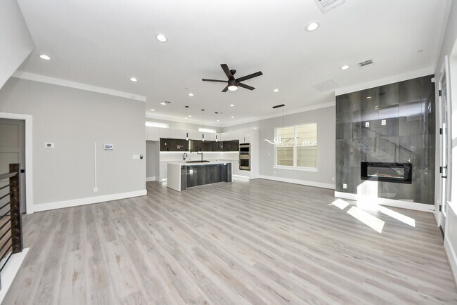 Building Photo - 604 W 28th St