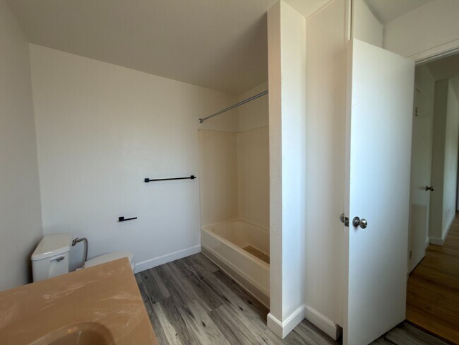 Building Photo - Prime Santa Clara Location | Bright 3BR/2.5BA End-Unit | 2 Primary Suites | Central Heat & AC