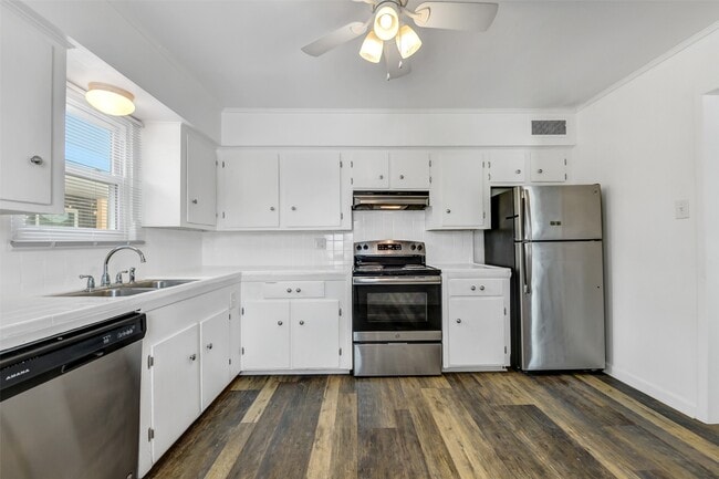 Building Photo - 123 The Strand