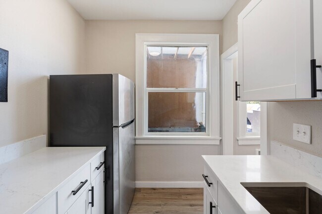 Building Photo - Renovated Studio - Near PDX Airport - Available now!