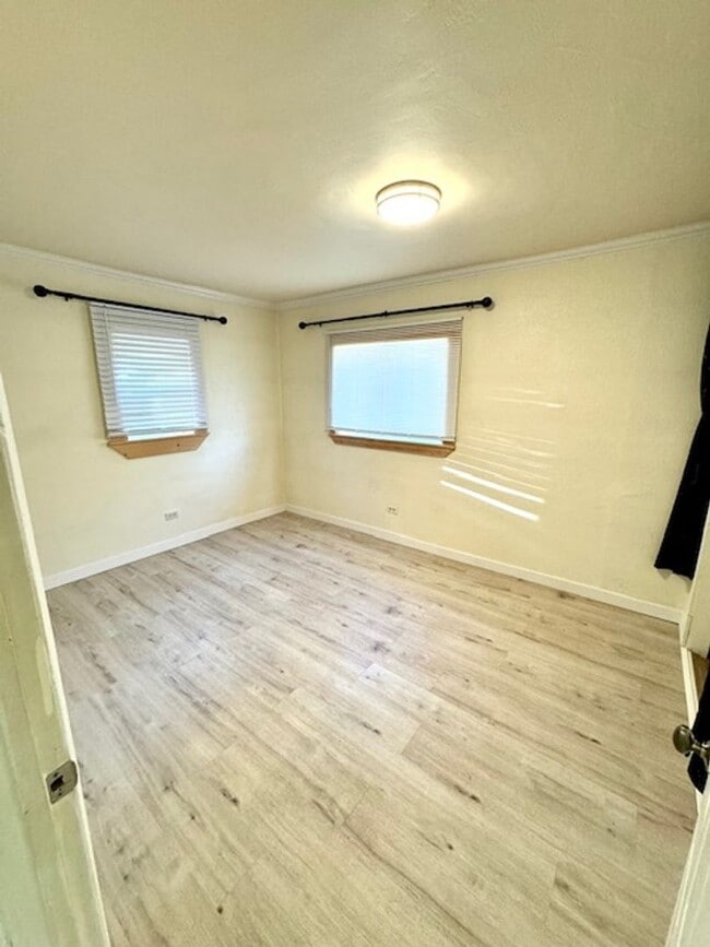 Building Photo - Clean Downtown One Bedroom Utilities Included