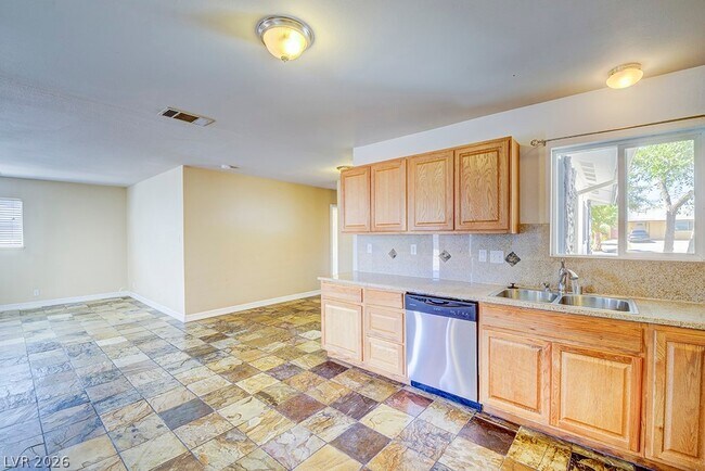 Building Photo - 3990 E Syracuse Dr