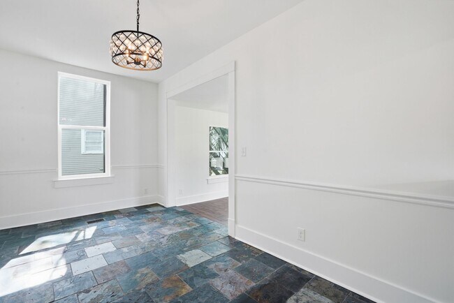 Building Photo - Beautiful Victorian Home for Lease in the Heart of Savannah