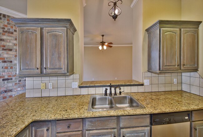 Building Photo - Amazing Home - 3 bed 2 bath - Edmond Schools