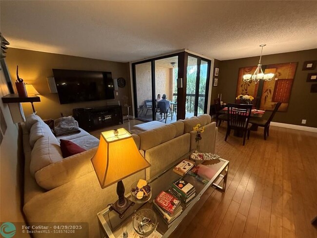 Building Photo - 950 Egret Cir