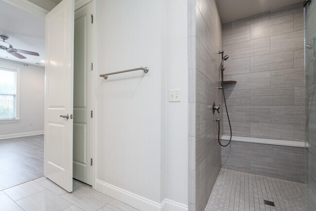 Building Photo - 718 Woods Dr