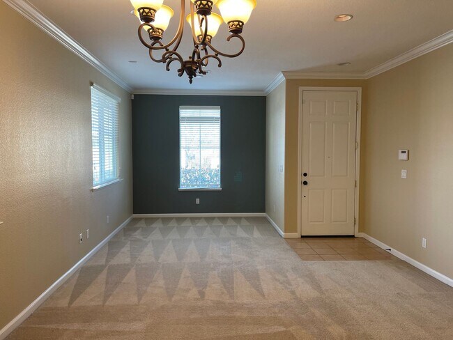 Building Photo - Large, Clean, Neat 3 Bedroom, 2 Bathroom 1900 sqft. Anatolia Home for Lease.