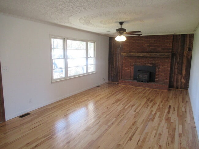 Building Photo - Charming 3-Bedroom Brick Home for Rent on the West Side of Lincolnton!