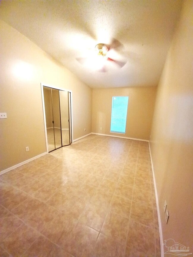 Building Photo - 533 Petros Cir